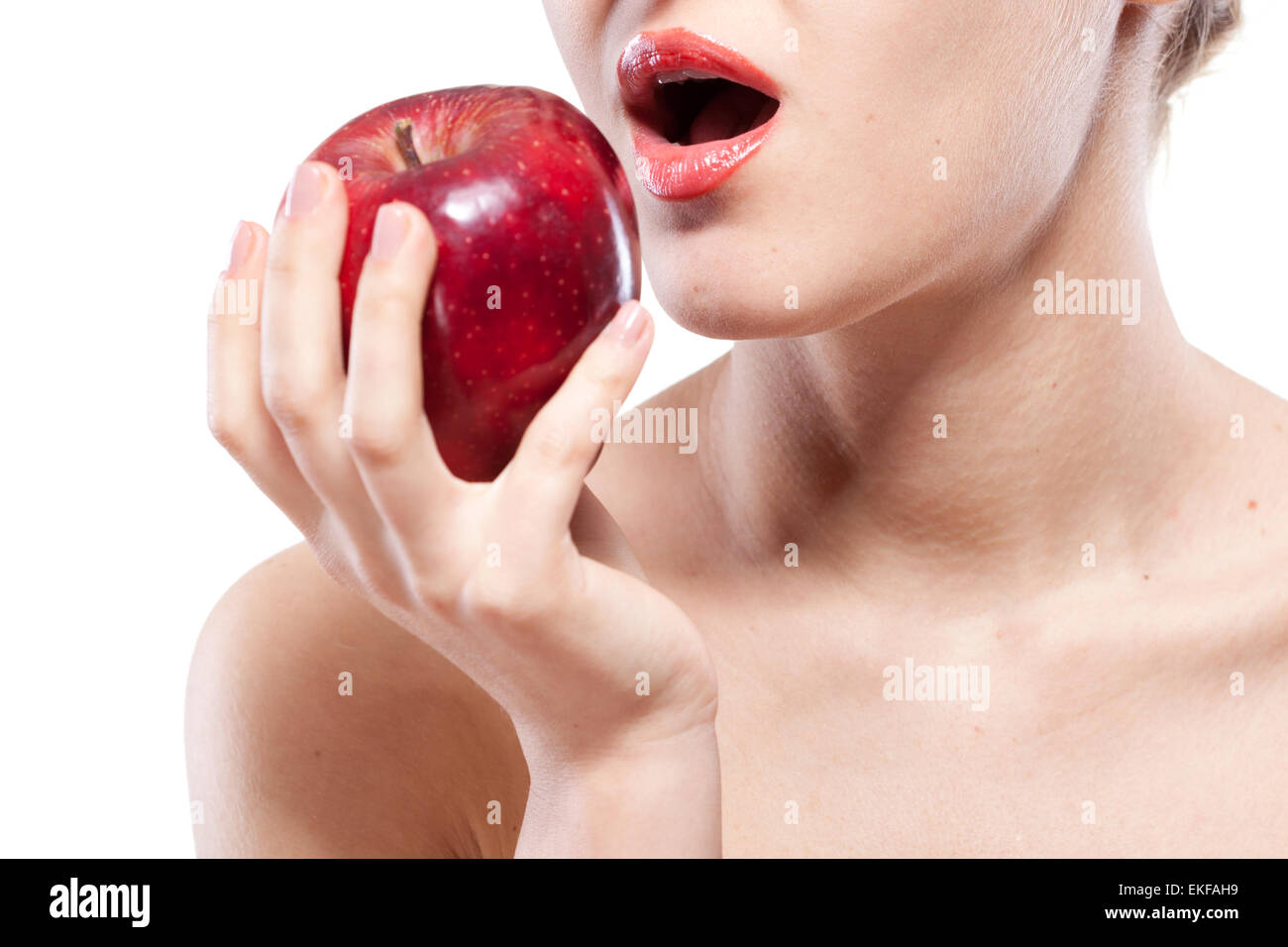 Junge Frau beißen roten Apfel, isoliert auf weiss Stockfoto