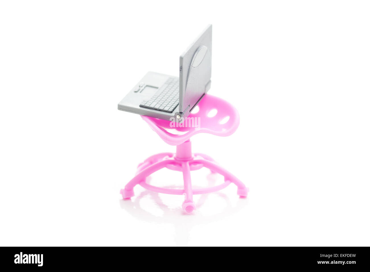 Mini-Laptop und Stuhl isoliert auf weiss Stockfoto
