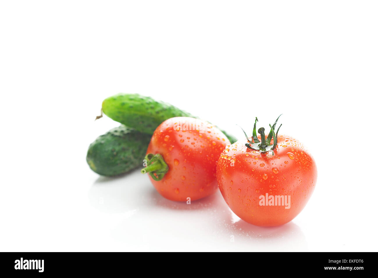 rote reife Tomate und Gurke, isoliert auf weiss Stockfoto