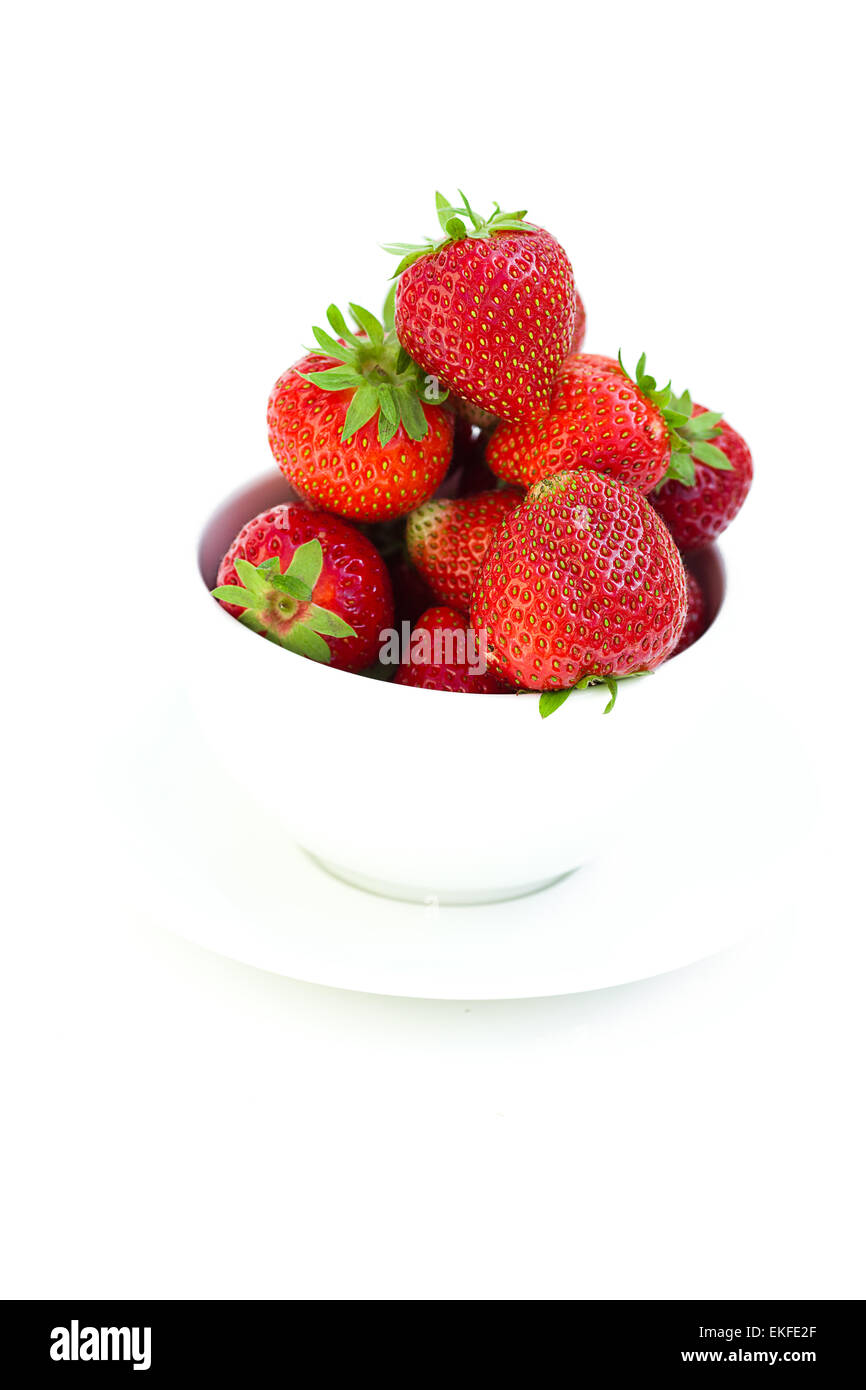 Erdbeeren in einer Schüssel bei Tageslicht Stockfoto