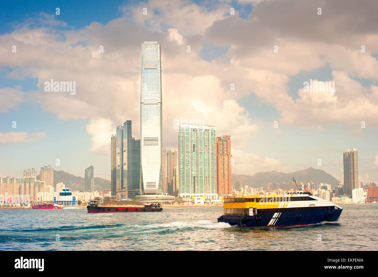 Schiffe im Hafen von Hongkong. Blick auf Kowloon island Stockfoto
