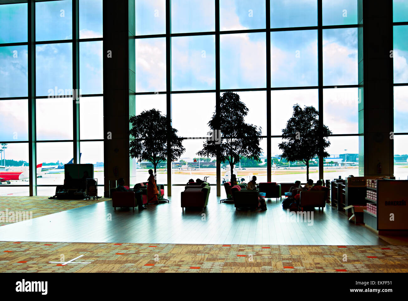 Menschen in einer Lounge am Changi International Airport. Singapur Stockfoto