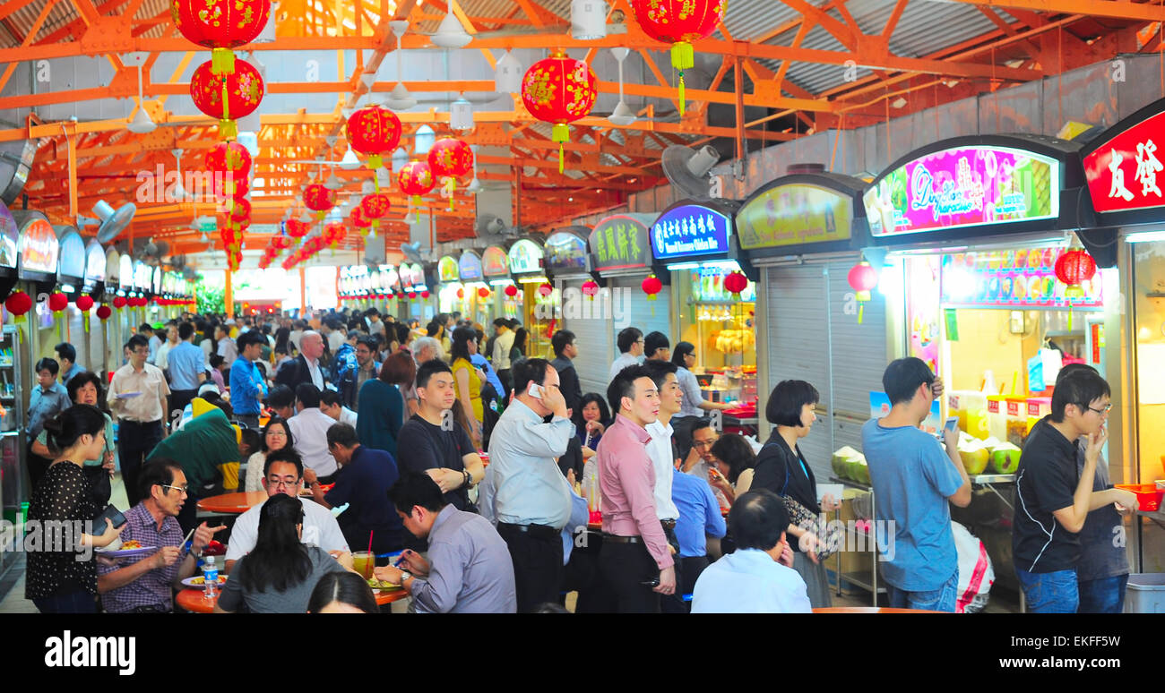 Einheimischen Essen in ein beliebtes Nahrungsmittel Hall in Singapur. Preiswerte Garküchen sind zahlreich in der Stadt so Stockfoto