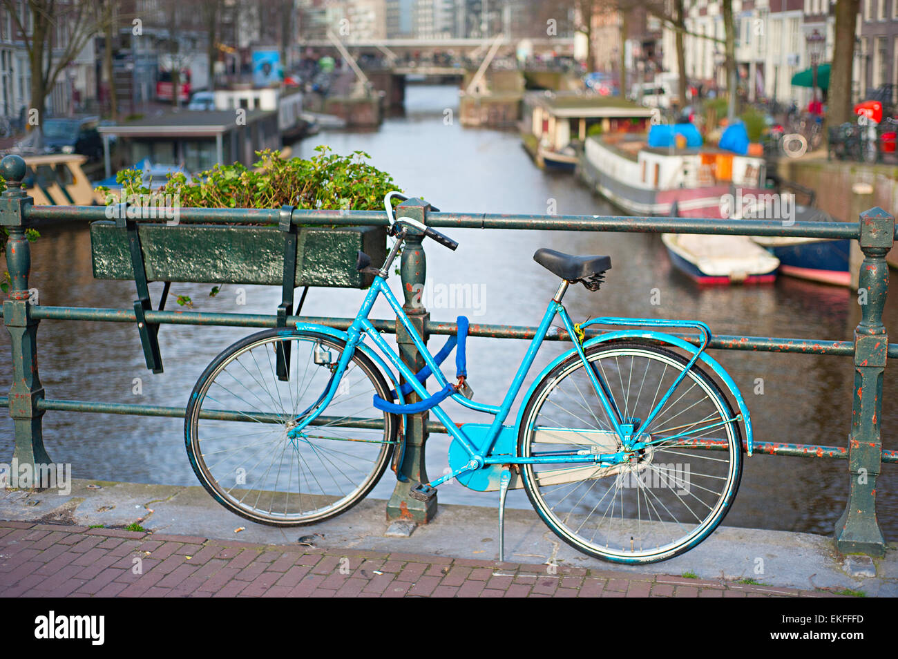 Blaue Fahrrad auf der Brücke in Amsterdam, Niederlande Stockfoto