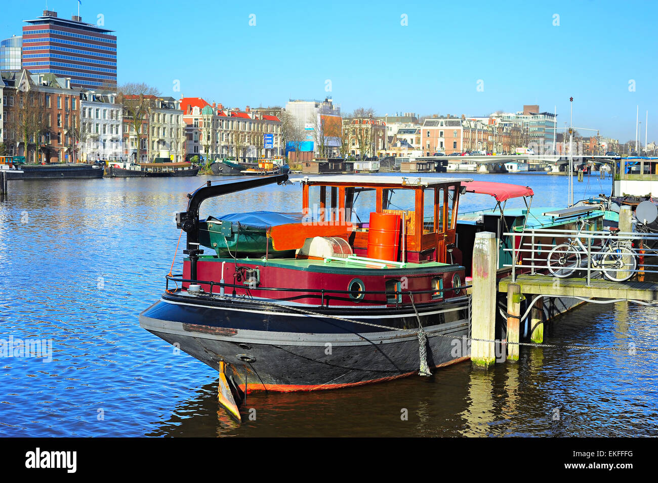 Hausboot auf der Kanal der Amstel in Amsterdam, Niederlande Stockfoto