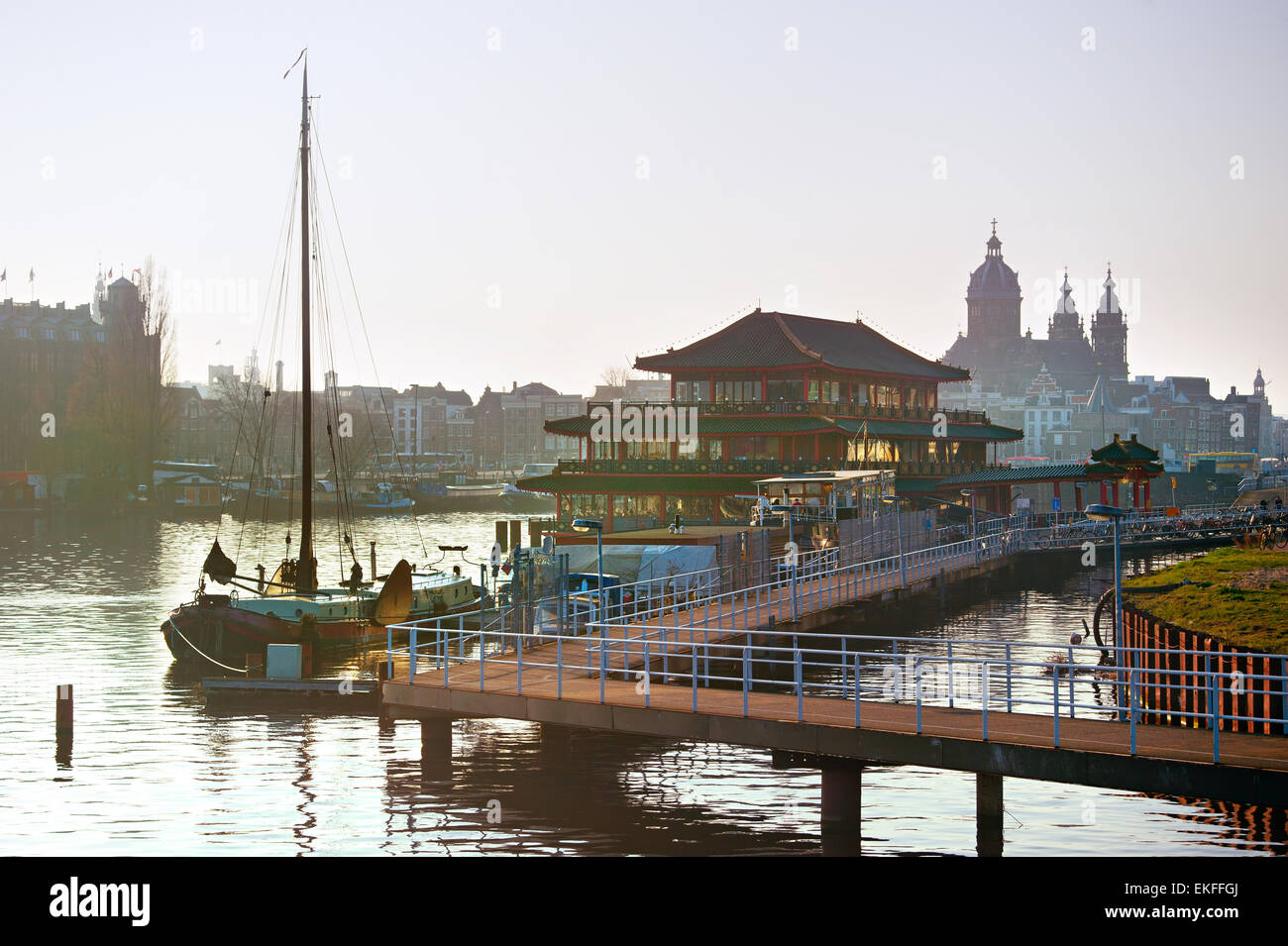 Amsterdamer Kanal mit großen schwimmenden chinesischen Restaurant. Holland Stockfoto