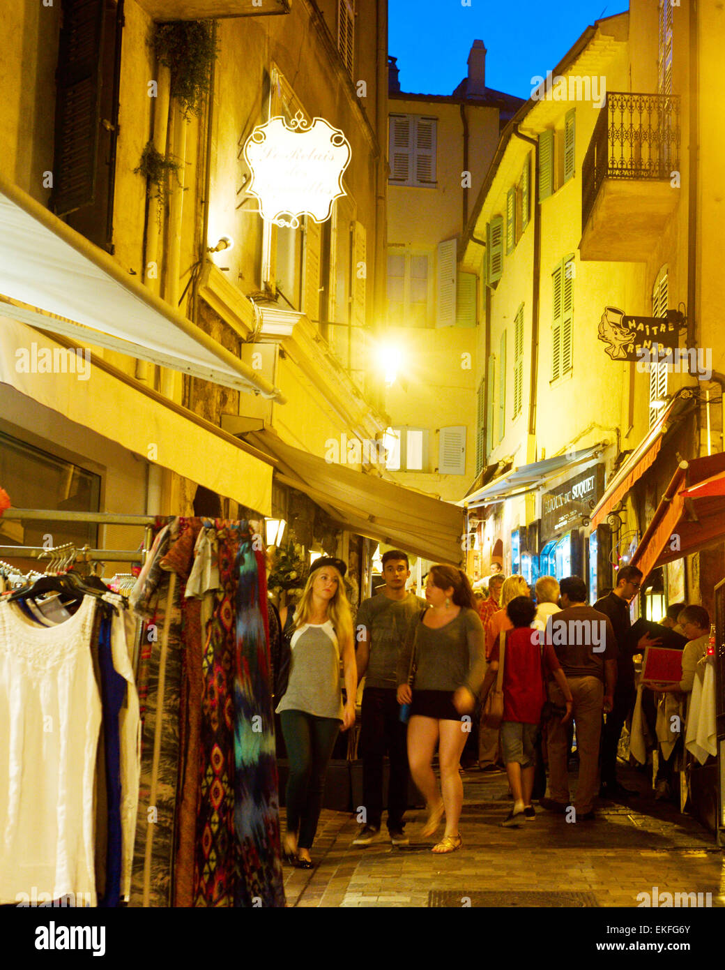 Touristen besuchen Geschäfte im alten Zentrum von Cannes. Die Stadt ist berühmt für seine Luxushotels ein Stockfoto