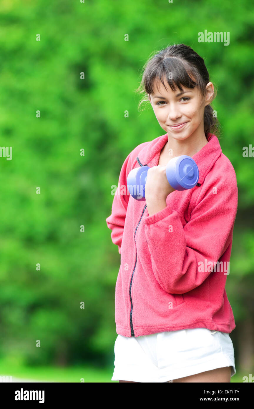 Mädchen, Hantel Sport im freien Stockfoto