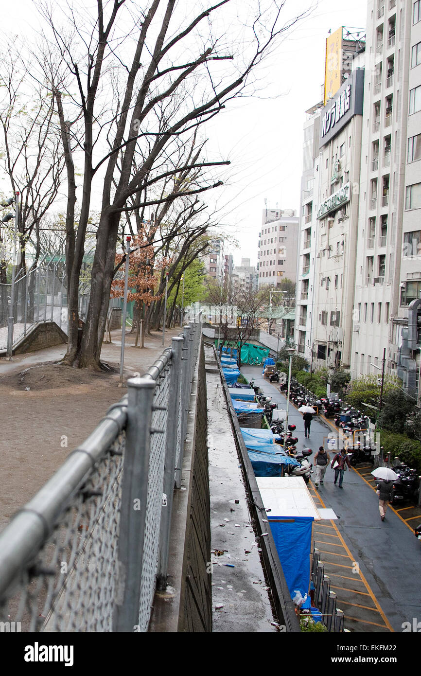 Obdachlosen Lager eingerichtet Miyashita Park am 10. April 2015, Tokio, Japan. Shibuya Ward ist bestrebt, das Image der Miyashita Park im Jahr 2016 zu verbessern. Das letzte Renovierungsprogramm, unterstützt von Nike Japan unter einem Naming Rights Vertrag endete im Jahr 2011. Vor Beginn die Umbauarbeiten ist der Plan, die Obdachlosen, die derzeit im Park an einem anderen Ort Leben zu bewegen. Shibuya ist eines der vielen Gegenden von Tokyo mit dem Ziel, ihr Image vor der Olympischen Spiele 2020 in Tokio zu steigern. © Rodrigo Reyes Marin/AFLO/Alamy Live-Nachrichten Stockfoto