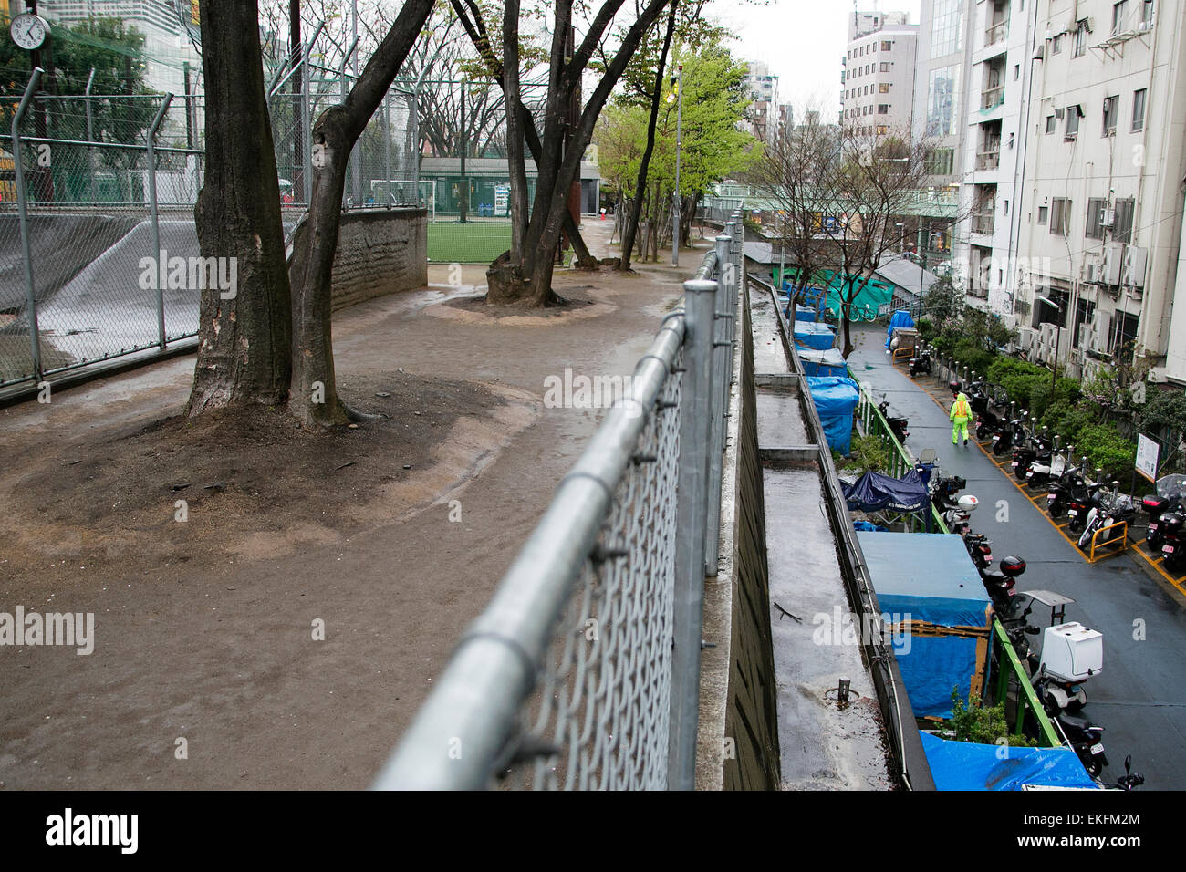 Obdachlosen Lager eingerichtet Miyashita Park am 10. April 2015, Tokio, Japan. Shibuya Ward ist bestrebt, das Image der Miyashita Park im Jahr 2016 zu verbessern. Das letzte Renovierungsprogramm, unterstützt von Nike Japan unter einem Naming Rights Vertrag endete im Jahr 2011. Vor Beginn die Umbauarbeiten ist der Plan, die Obdachlosen, die derzeit im Park an einem anderen Ort Leben zu bewegen. Shibuya ist eines der vielen Gegenden von Tokyo mit dem Ziel, ihr Image vor der Olympischen Spiele 2020 in Tokio zu steigern. © Rodrigo Reyes Marin/AFLO/Alamy Live-Nachrichten Stockfoto