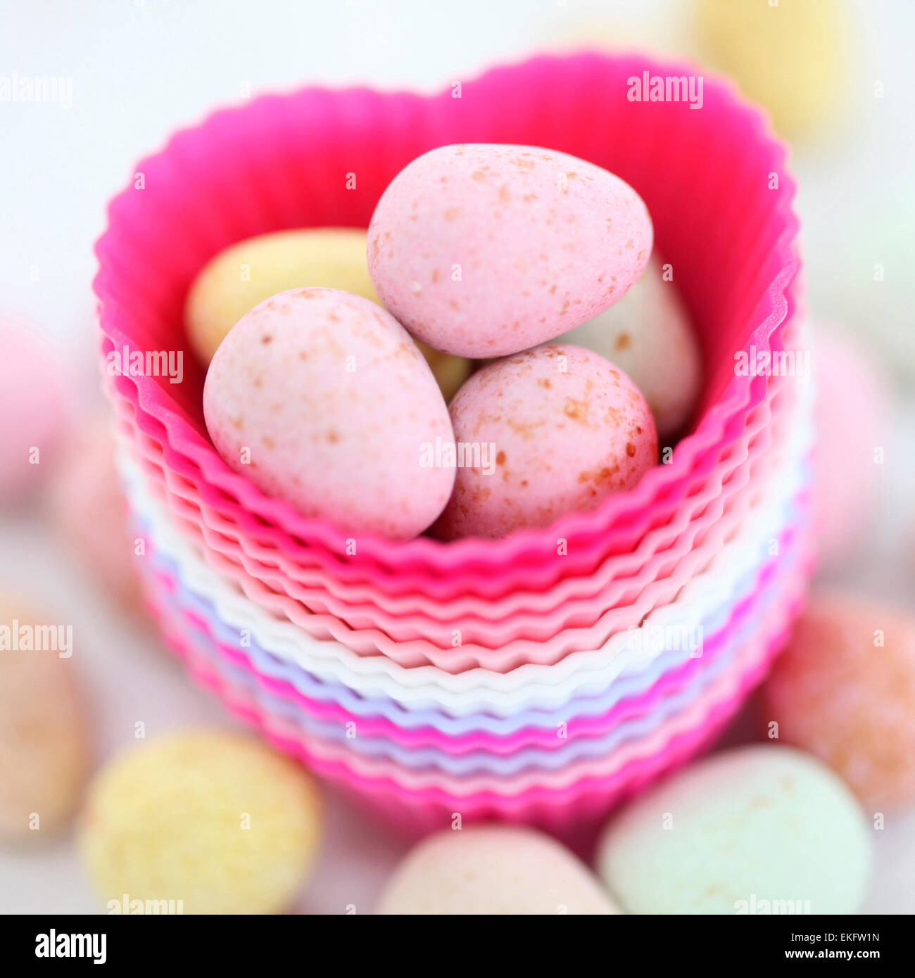 ein Bild für Ostern Süßigkeiten Eiern und Herzen, bunt und frisch Jane Ann Butler Fotografie JABPSW023 Stockfoto
