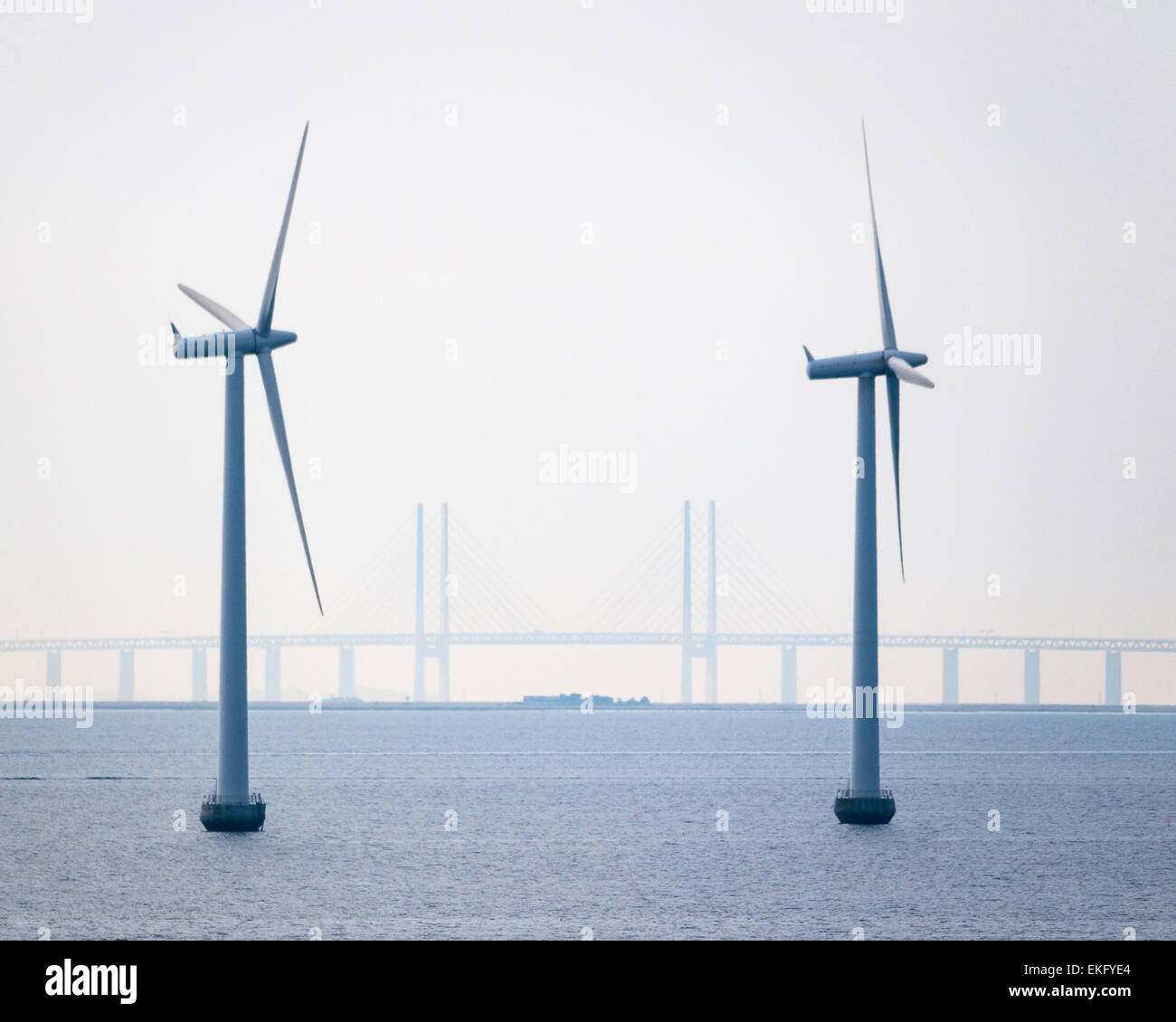 Öresund-Brücke, über 2 Turbinen Middelgrunden Offshore-Windparks (2000), vor der Küste aus Kopenhagen, Dänemark. Stockfoto