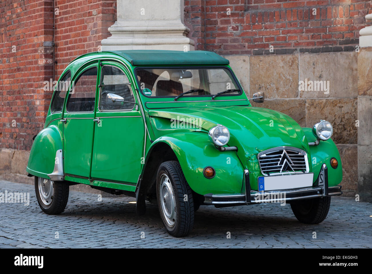 Alten Citroen 2CV geparkt in der alten Stadt Münster, Nordrhein-Westfalen, Deutschland Stockfoto