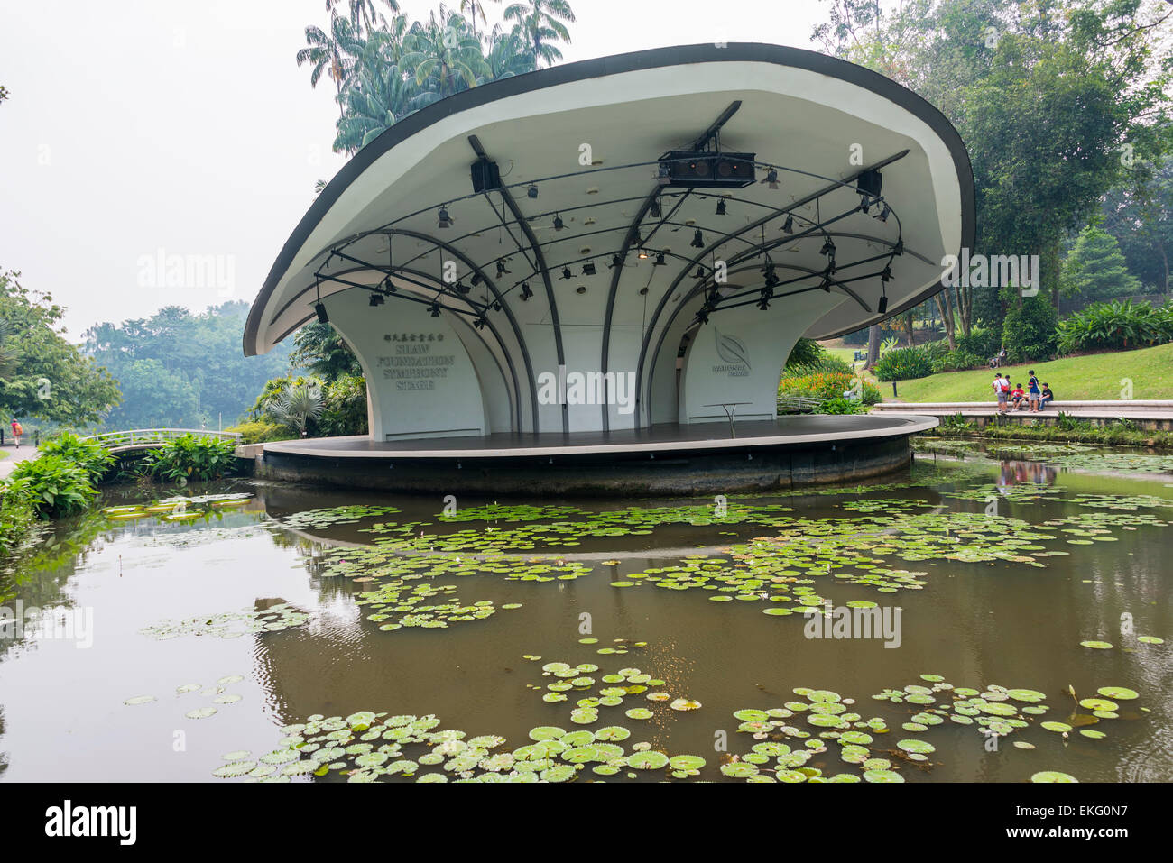 Singapore Botanic Gardens und Freilichtbühne befindet sich im Garten, umgeben von einem Teich Stockfoto