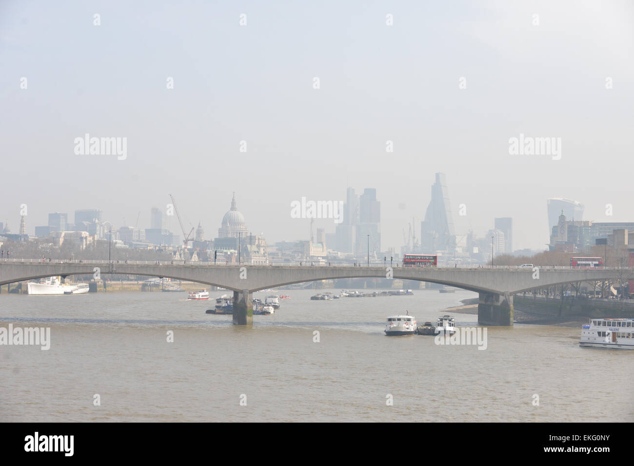 Die Themse, London, UK. 10. April 2015. Warm, kombinieren noch Bedingungen, um Warnungen zu haben, dass Teile des Vereinigten Königreichs Luftverschmutzung heute auf höchste Niveau erreichen könnte. Bildnachweis: Matthew Chattle/Alamy Live-Nachrichten Stockfoto