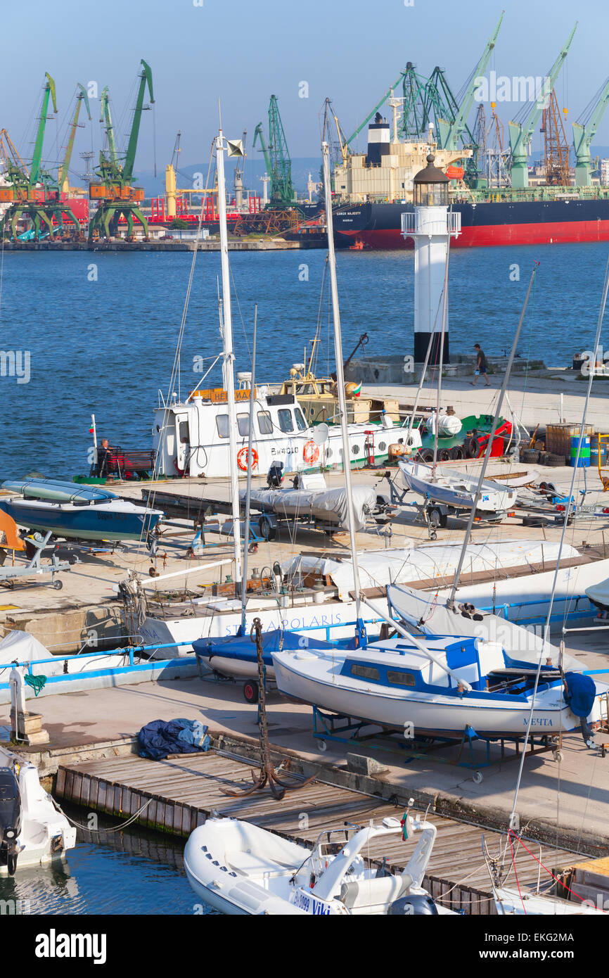 Varna, Bulgarien - 20. Juli 2015: Segeln Yachten und Sportboote stehen im Hafen von Varna, Bulgarien Stockfoto