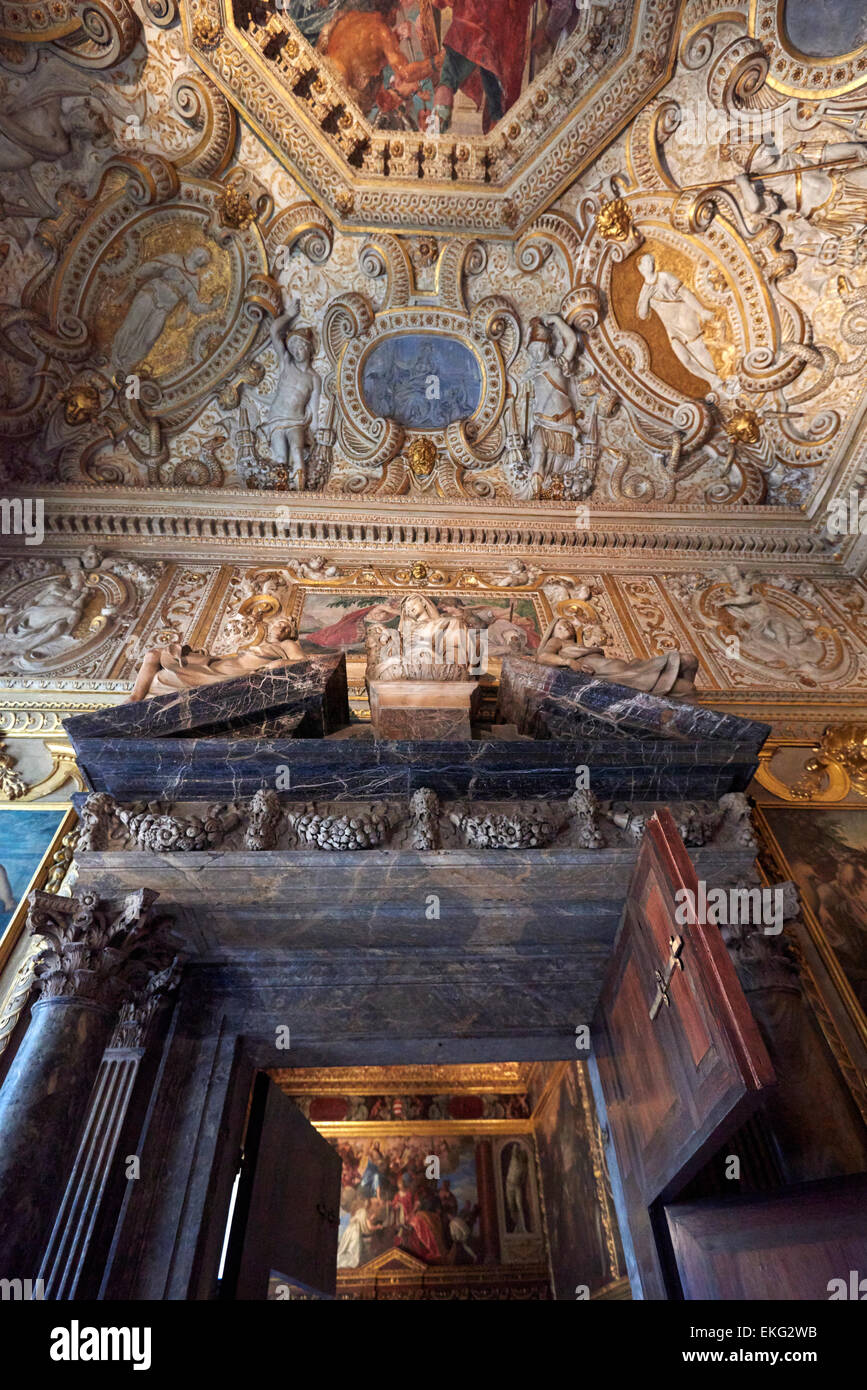 Der Dogenpalast ist im Stil der venezianischen Gotik, und eines der wichtigsten Wahrzeichen der Stadt Venedig im Norden Italiens gebaut. Stockfoto