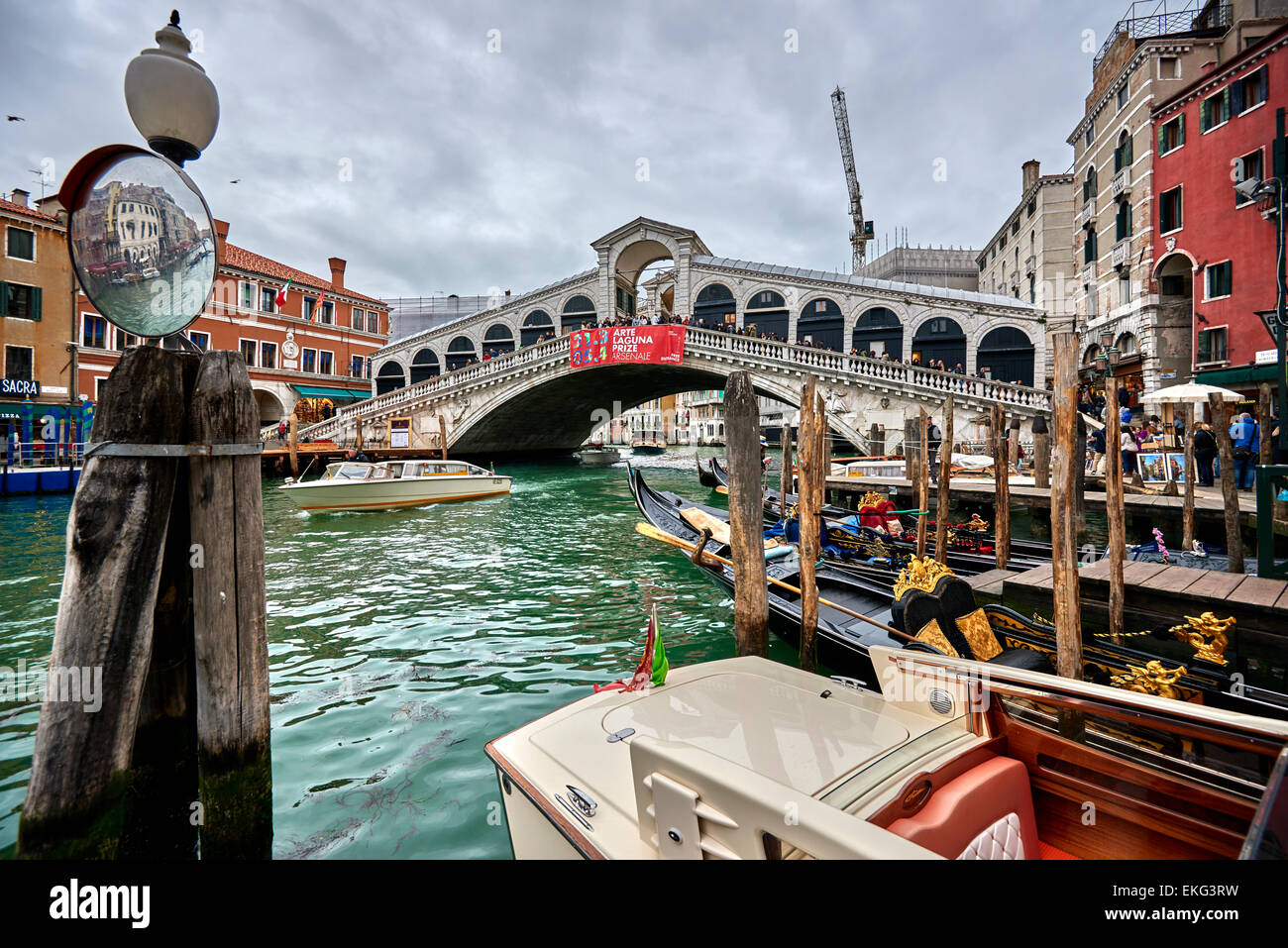 Die Rialto-Brücke ist eine der vier Brücken überspannt den Canal Grande in Venedig, Italien Stockfoto