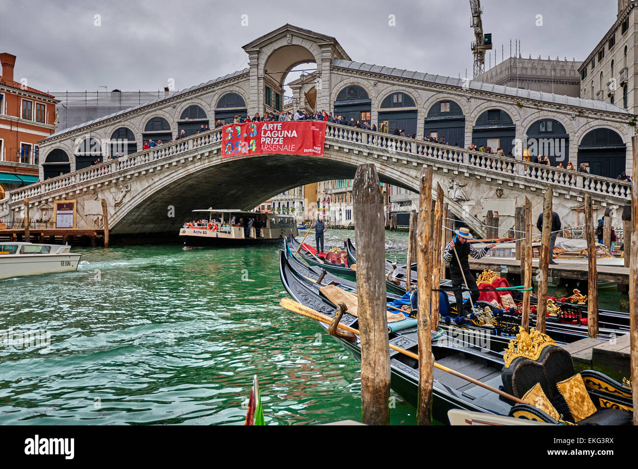 Die Rialto-Brücke ist eine der vier Brücken überspannt den Canal Grande in Venedig, Italien Stockfoto