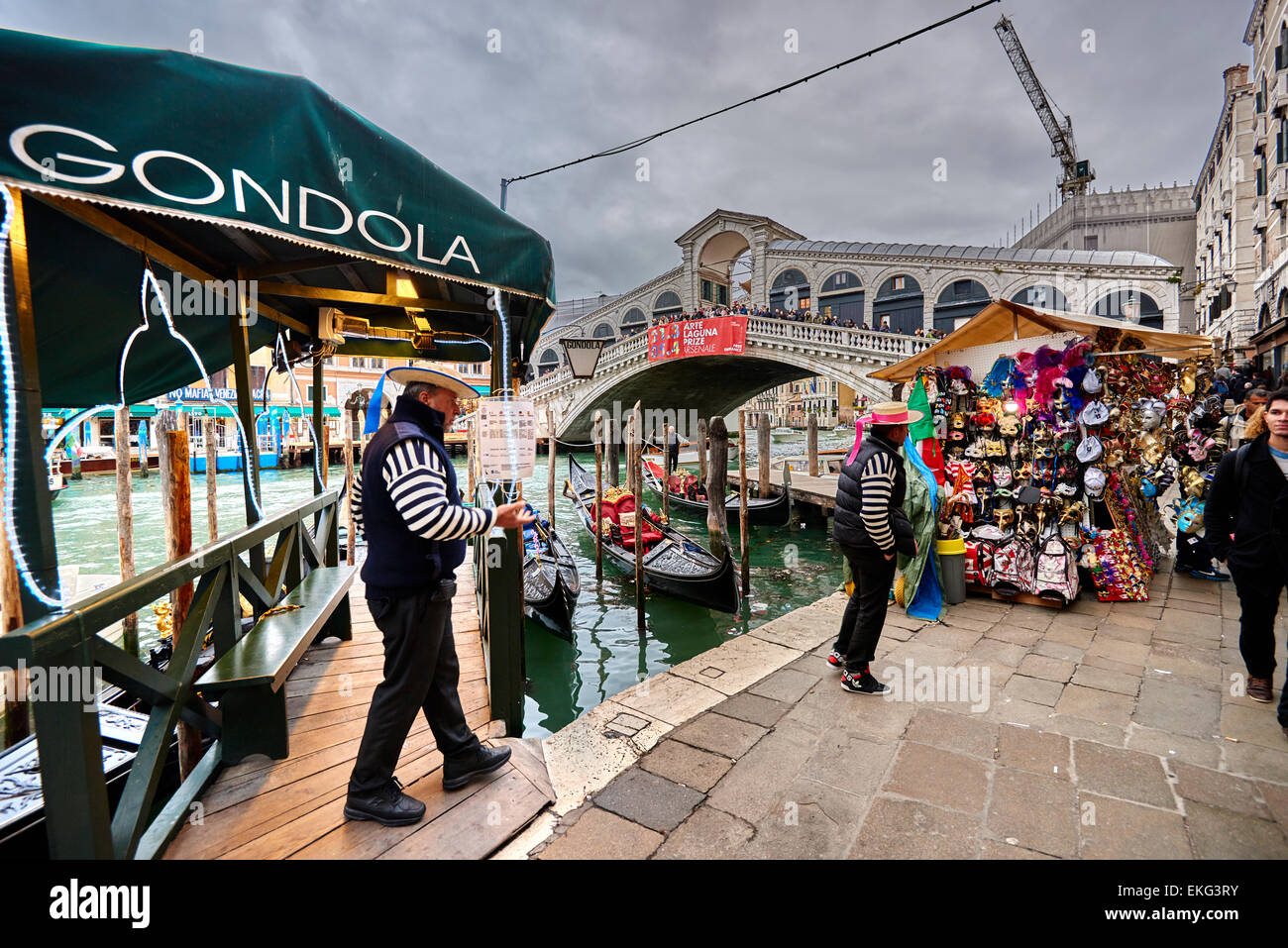 Die Rialto-Brücke ist eine der vier Brücken überspannt den Canal Grande in Venedig, Italien Stockfoto