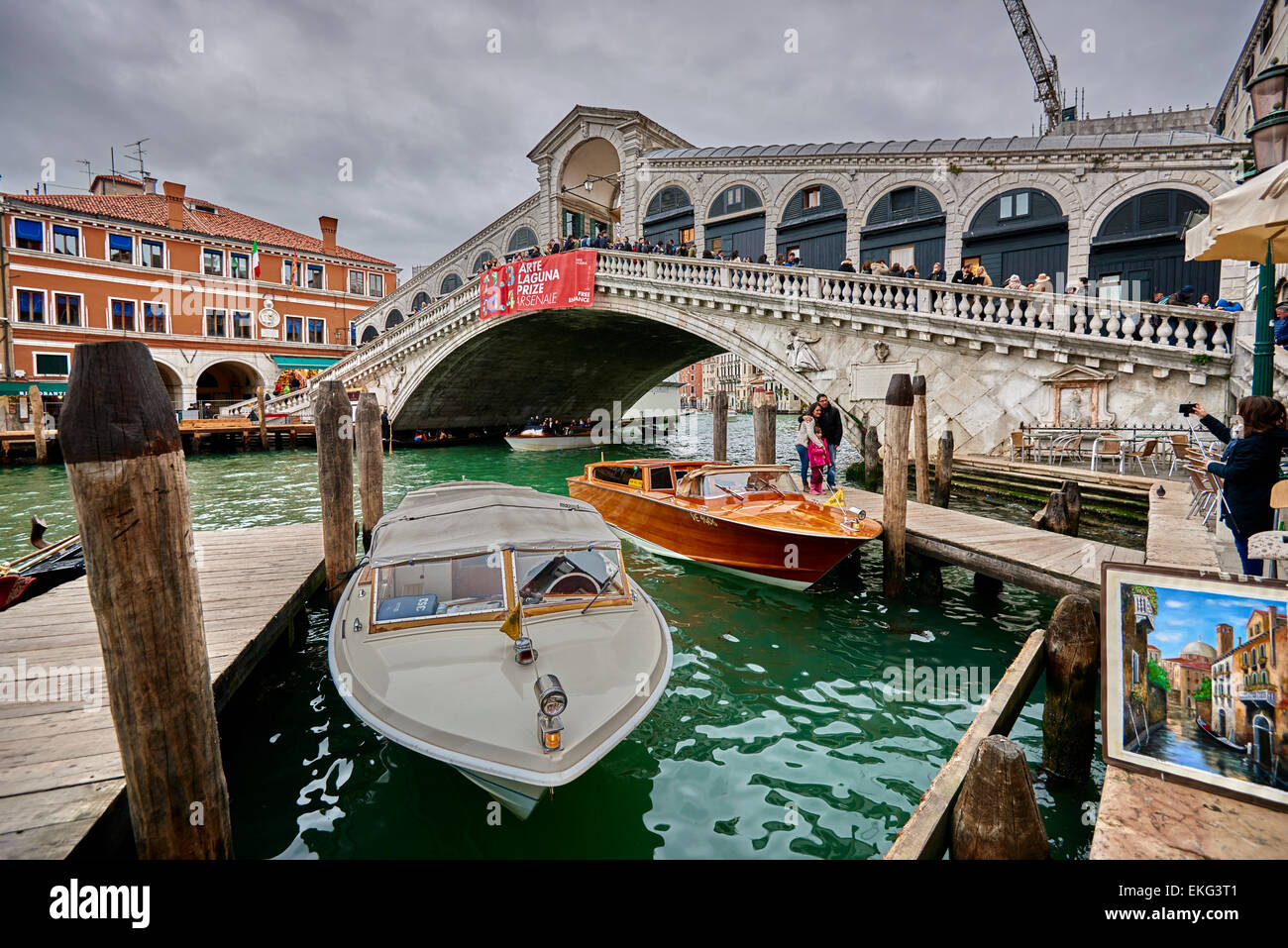 Die Rialto-Brücke ist eine der vier Brücken überspannt den Canal Grande in Venedig, Italien Stockfoto