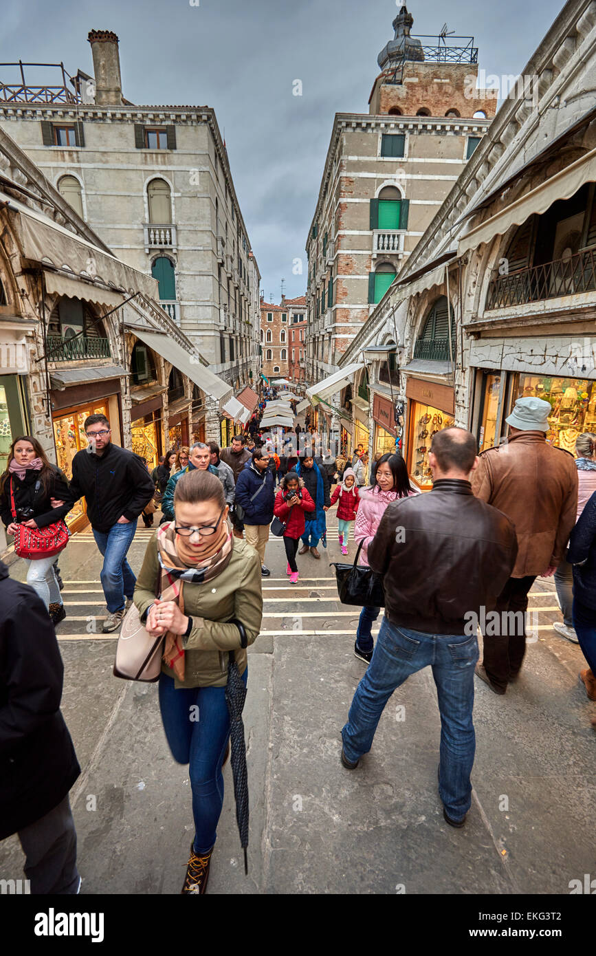 Die Rialto-Brücke ist eine der vier Brücken überspannt den Canal Grande in Venedig, Italien Stockfoto