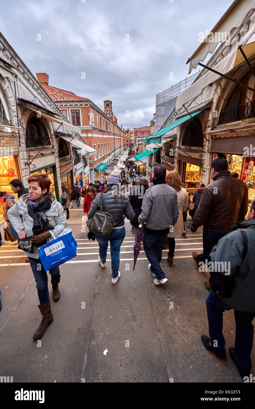 Die Rialto-Brücke ist eine der vier Brücken überspannt den Canal Grande in Venedig, Italien Stockfoto