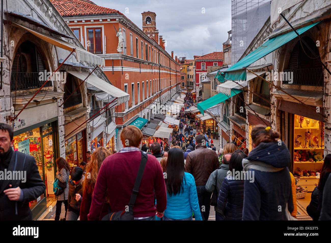 Die Rialto-Brücke ist eine der vier Brücken überspannt den Canal Grande in Venedig, Italien Stockfoto