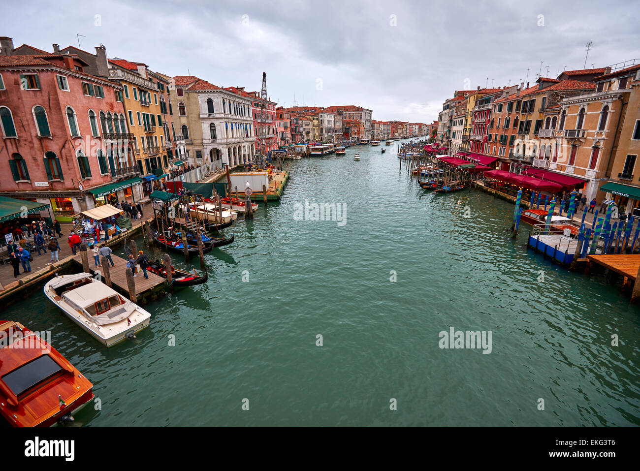 Die Rialto-Brücke ist eine der vier Brücken überspannt den Canal Grande in Venedig, Italien Stockfoto