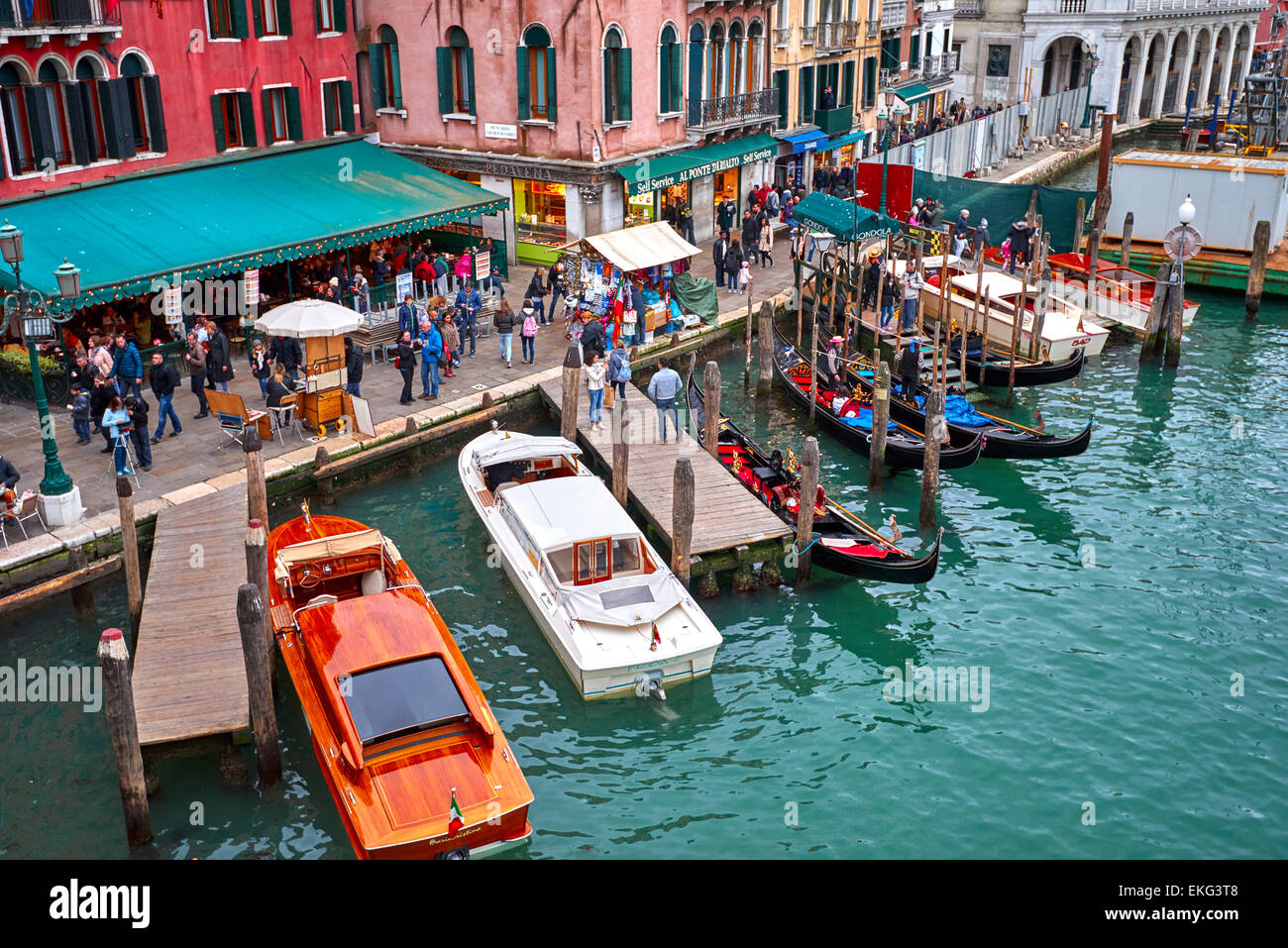 Die Rialto-Brücke ist eine der vier Brücken überspannt den Canal Grande in Venedig, Italien Stockfoto