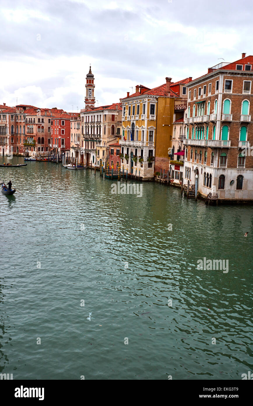 Die Rialto-Brücke ist eine der vier Brücken überspannt den Canal Grande in Venedig, Italien Stockfoto