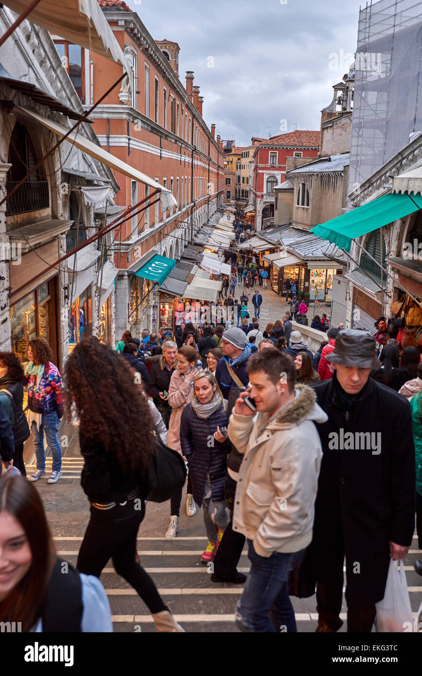 Die Rialto-Brücke ist eine der vier Brücken überspannt den Canal Grande in Venedig, Italien Stockfoto