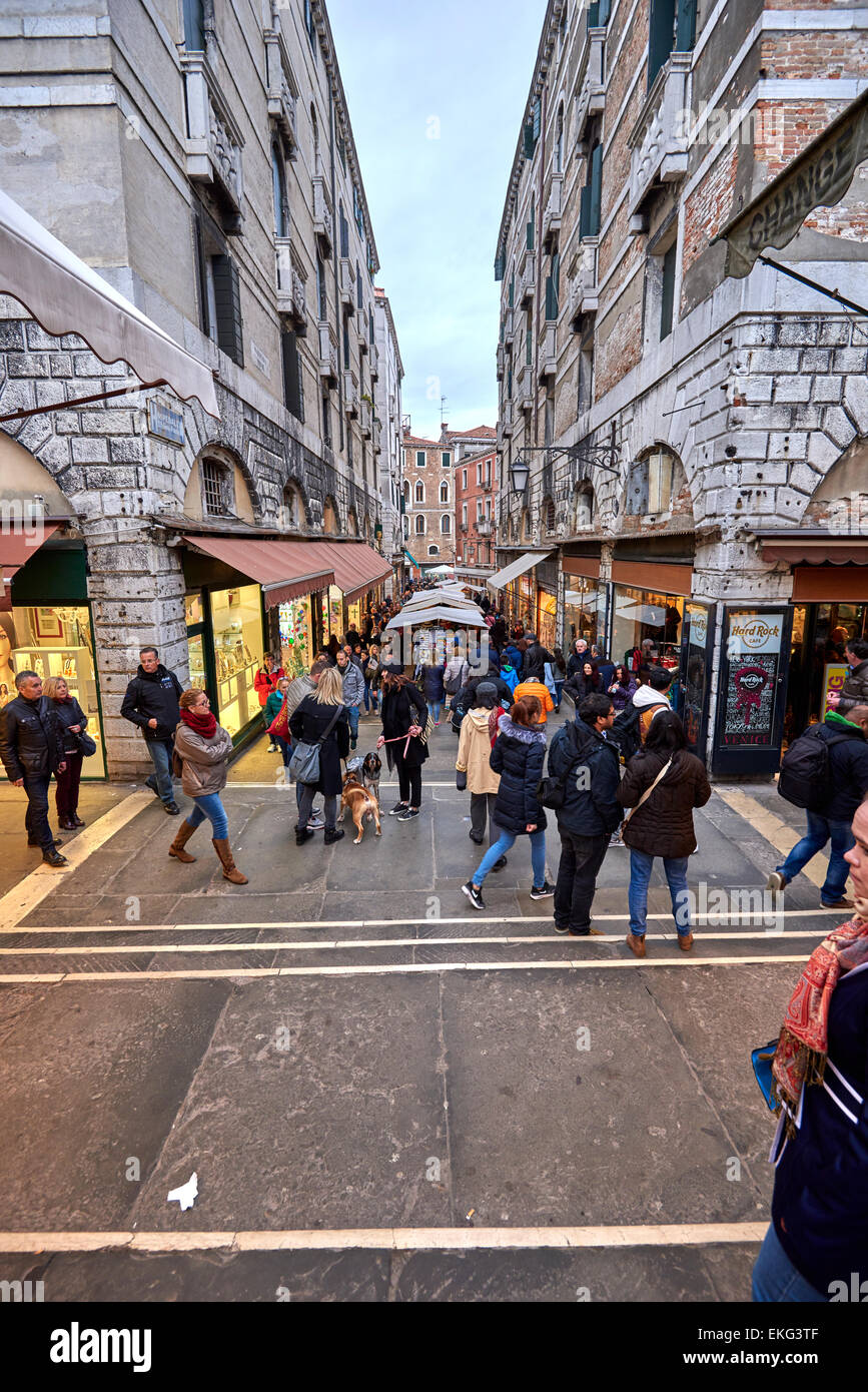 Die Rialto-Brücke ist eine der vier Brücken überspannt den Canal Grande in Venedig, Italien Stockfoto