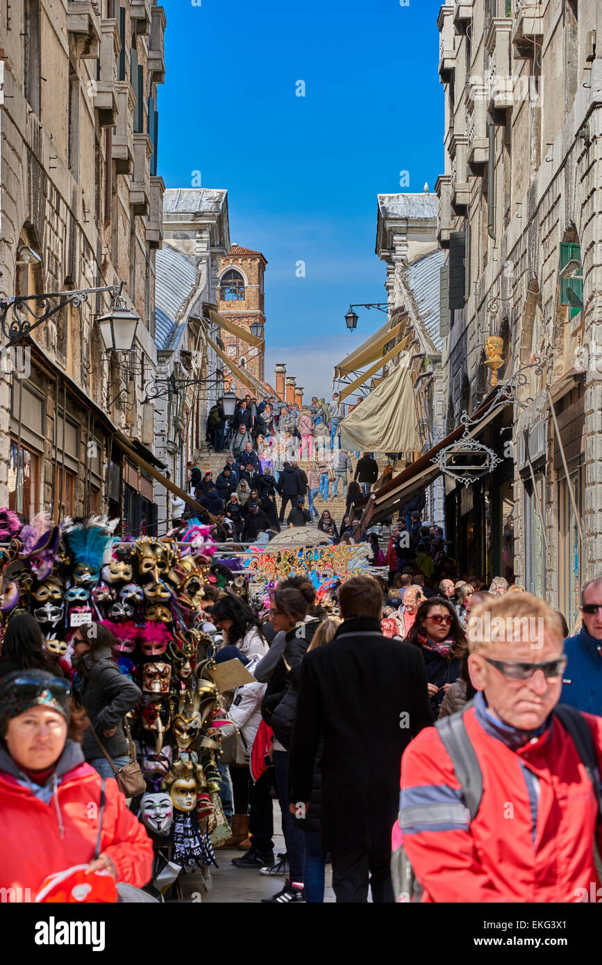 Die Rialto-Brücke ist eine der vier Brücken überspannt den Canal Grande in Venedig, Italien Stockfoto