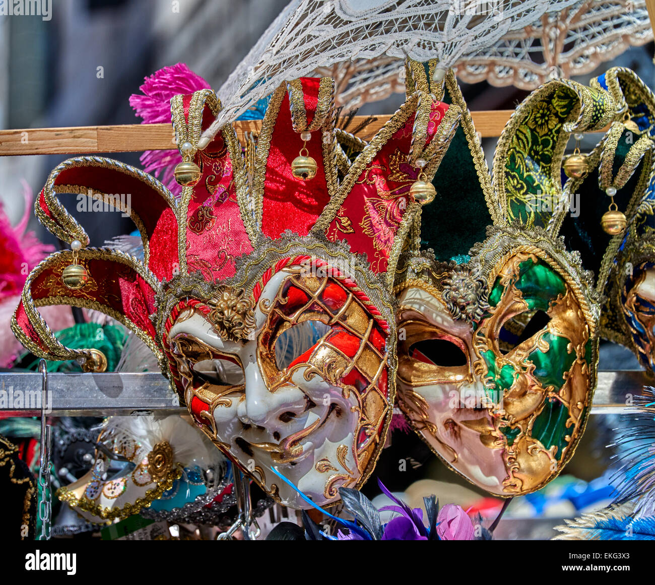Die Rialto-Brücke ist eine der vier Brücken überspannt den Canal Grande in Venedig, Italien Stockfoto