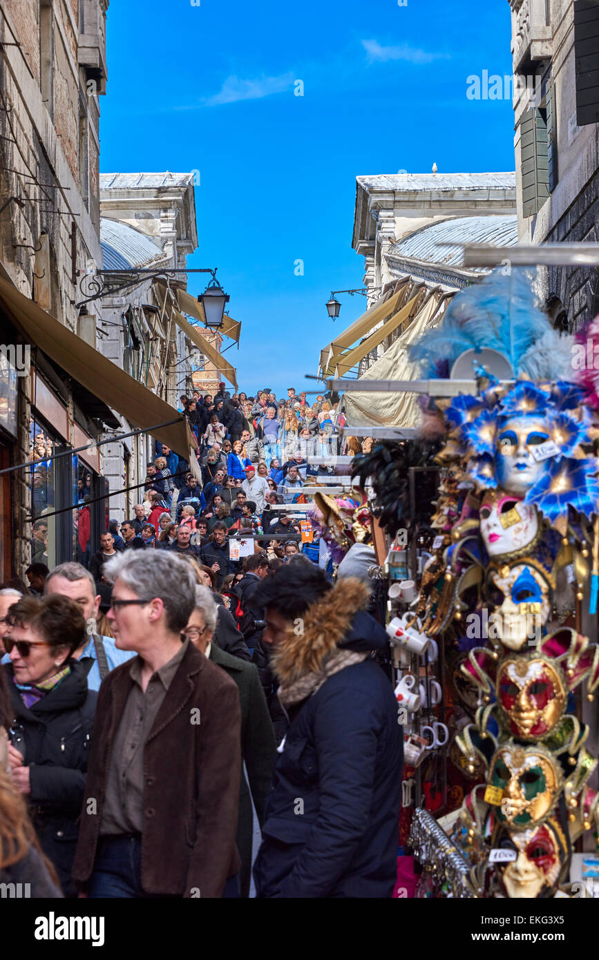 Die Rialto-Brücke ist eine der vier Brücken überspannt den Canal Grande in Venedig, Italien Stockfoto