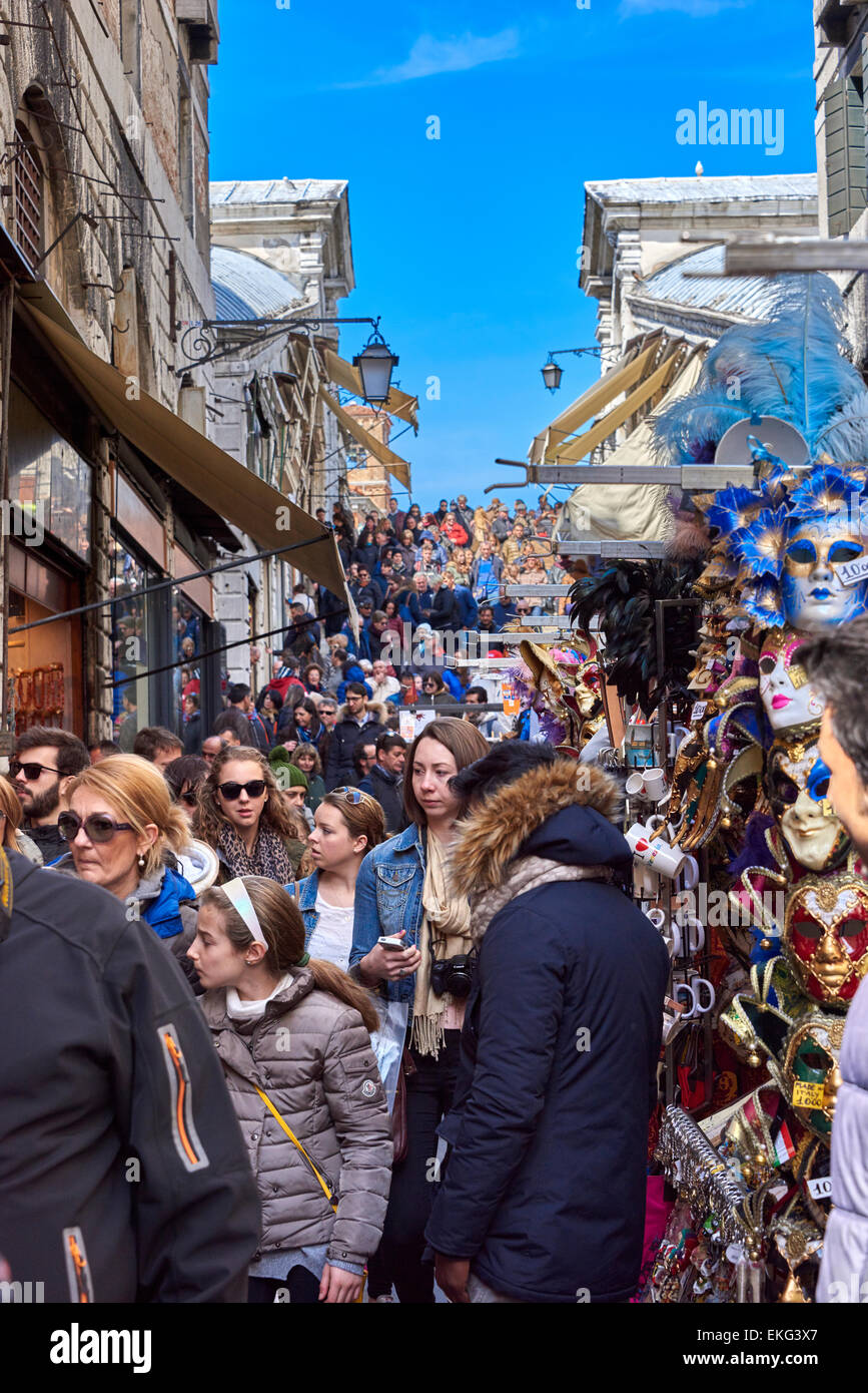 Die Rialto-Brücke ist eine der vier Brücken überspannt den Canal Grande in Venedig, Italien Stockfoto