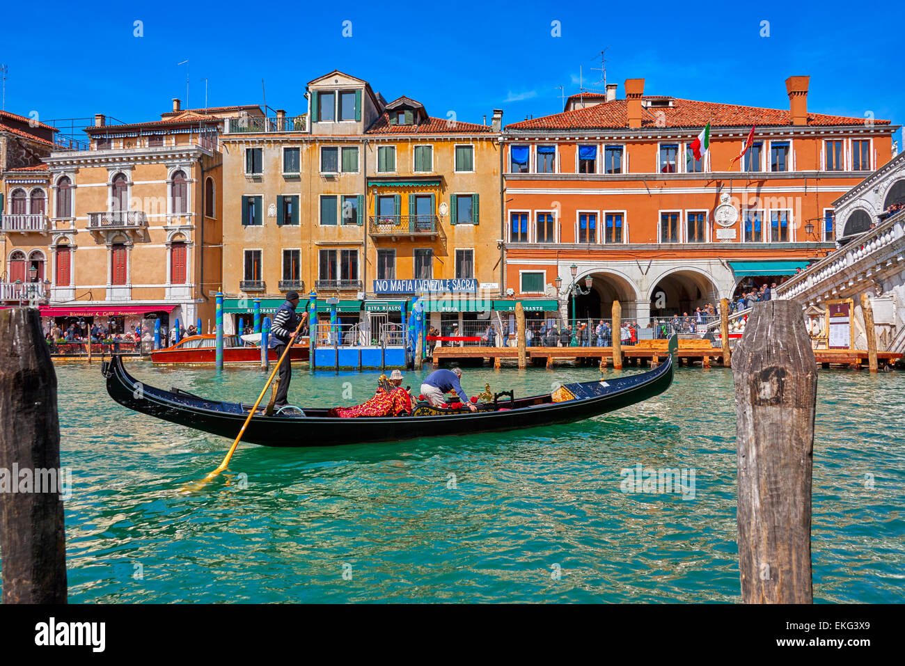 Die Rialto-Brücke ist eine der vier Brücken überspannt den Canal Grande in Venedig, Italien Stockfoto