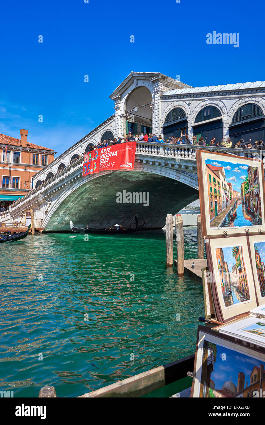 Die Rialto-Brücke ist eine der vier Brücken überspannt den Canal Grande in Venedig, Italien Stockfoto