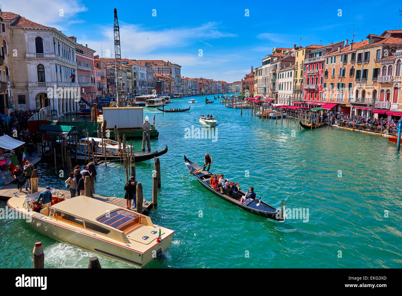 Die Rialto-Brücke ist eine der vier Brücken überspannt den Canal Grande in Venedig, Italien Stockfoto