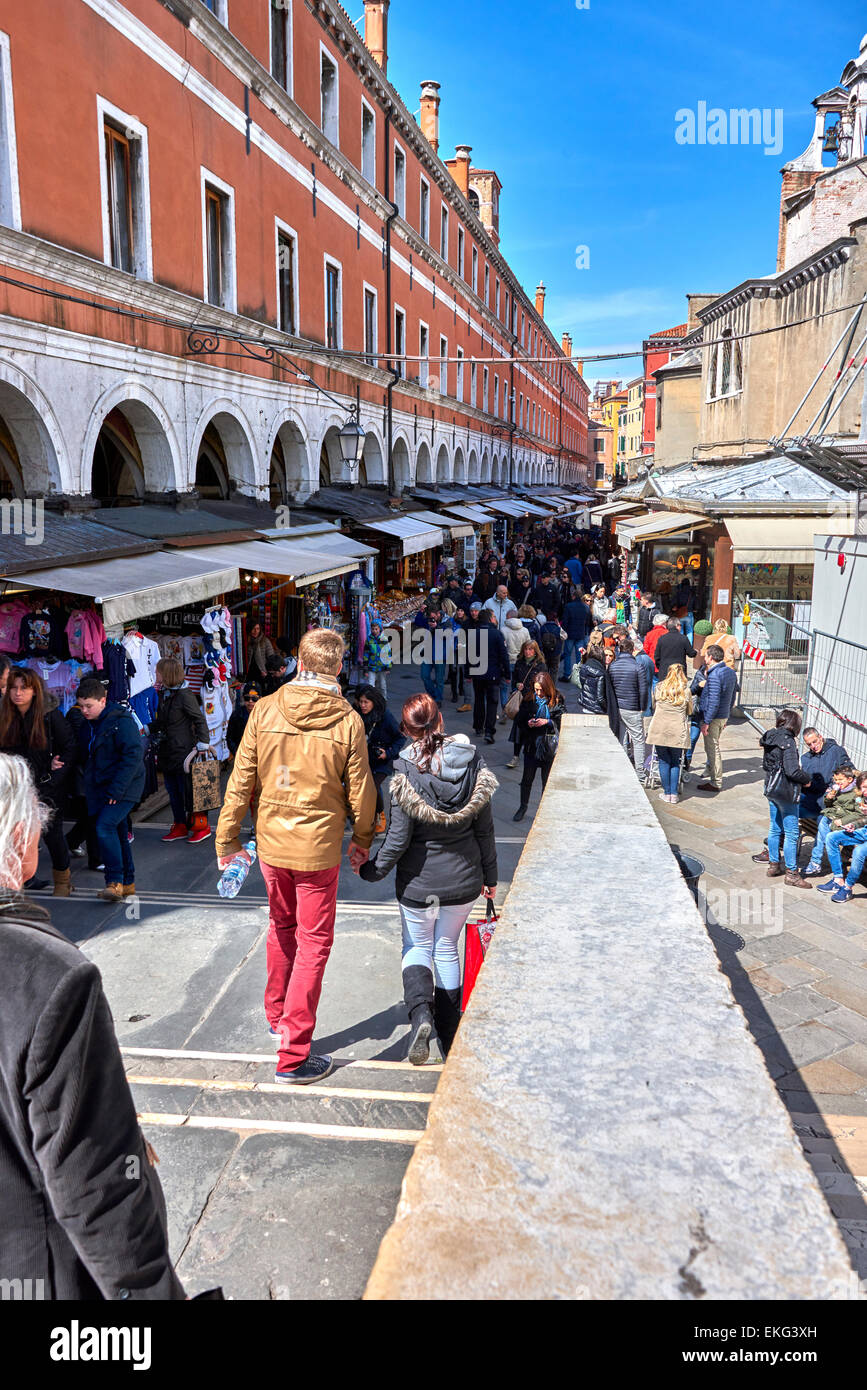 Die Rialto-Brücke ist eine der vier Brücken überspannt den Canal Grande in Venedig, Italien Stockfoto