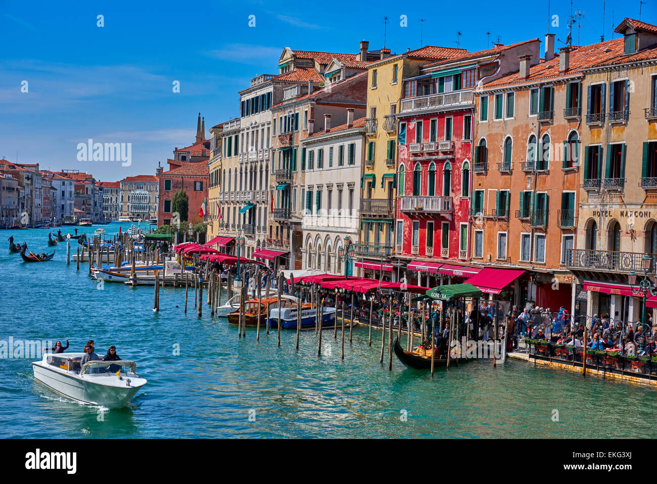 Die Rialto-Brücke ist eine der vier Brücken überspannt den Canal Grande in Venedig, Italien Stockfoto