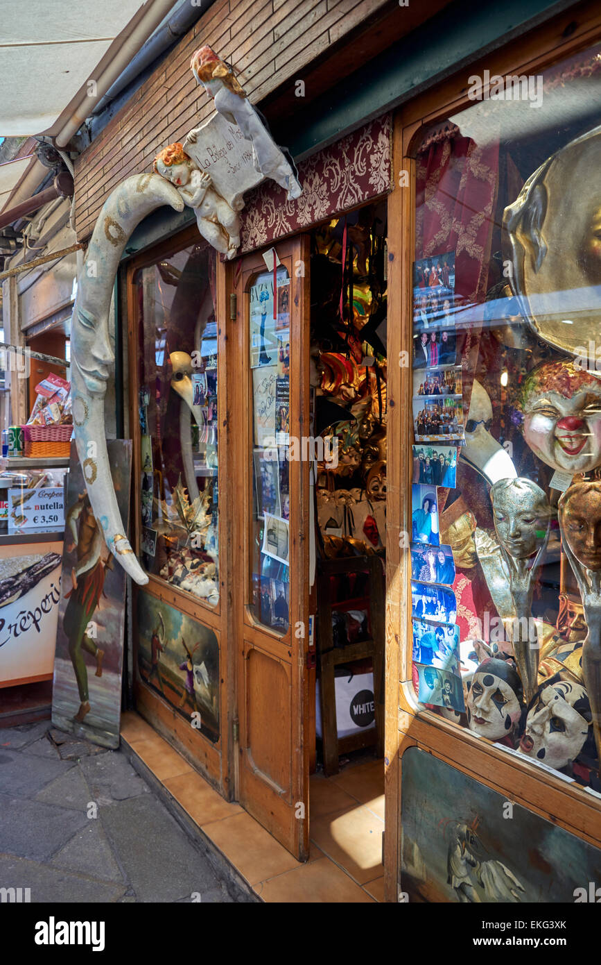 Die Rialto-Brücke ist eine der vier Brücken überspannt den Canal Grande in Venedig, Italien Stockfoto
