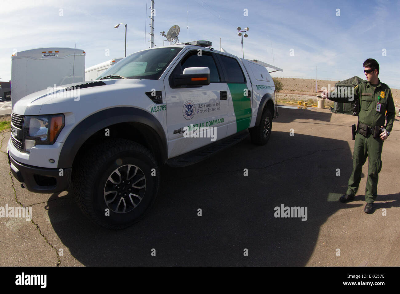 012815: CBP Hintergrund Unterstützung beim Super Bowl XLIX.  Hier stellt Border Patrol Mobile Command Vehicle (MCV) Kommunikation zwischen CBP Luft und Marine und gemeinsame Agenturen zur Verfügung.  Büro des Information Technology (OIT) sicherzustellen, dass Systeme im Dauereinsatz sind.  Donna Burton Stockfoto