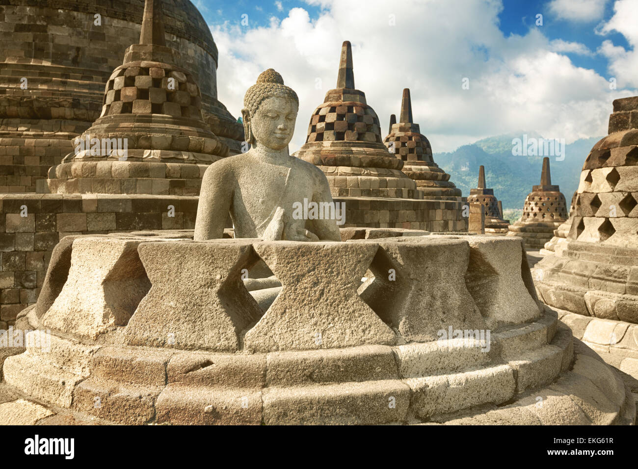 Buddha-Statue im Stupa. Borobudur. Java. Indonesien Stockfoto