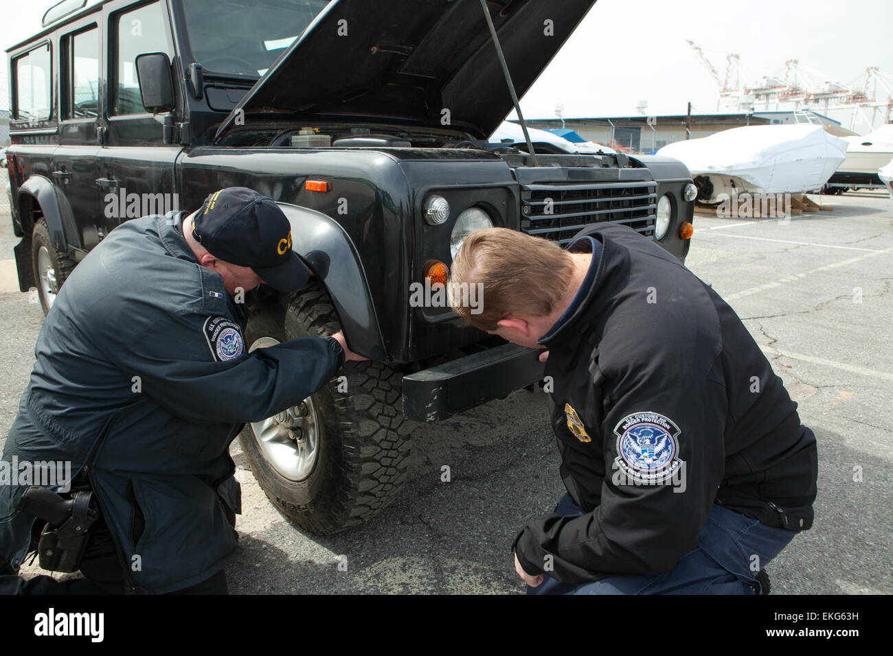 Zoll- und Border Protection Officers inspizieren einen Land Rover Defender zu bestimmen, wenn es in Übereinstimmung mit den geltenden Regeln und Vorschriften für die Einfuhr von Fahrzeugen aus dem Ausland in den Vereinigten Staaten.   James Tourtellotte Stockfoto