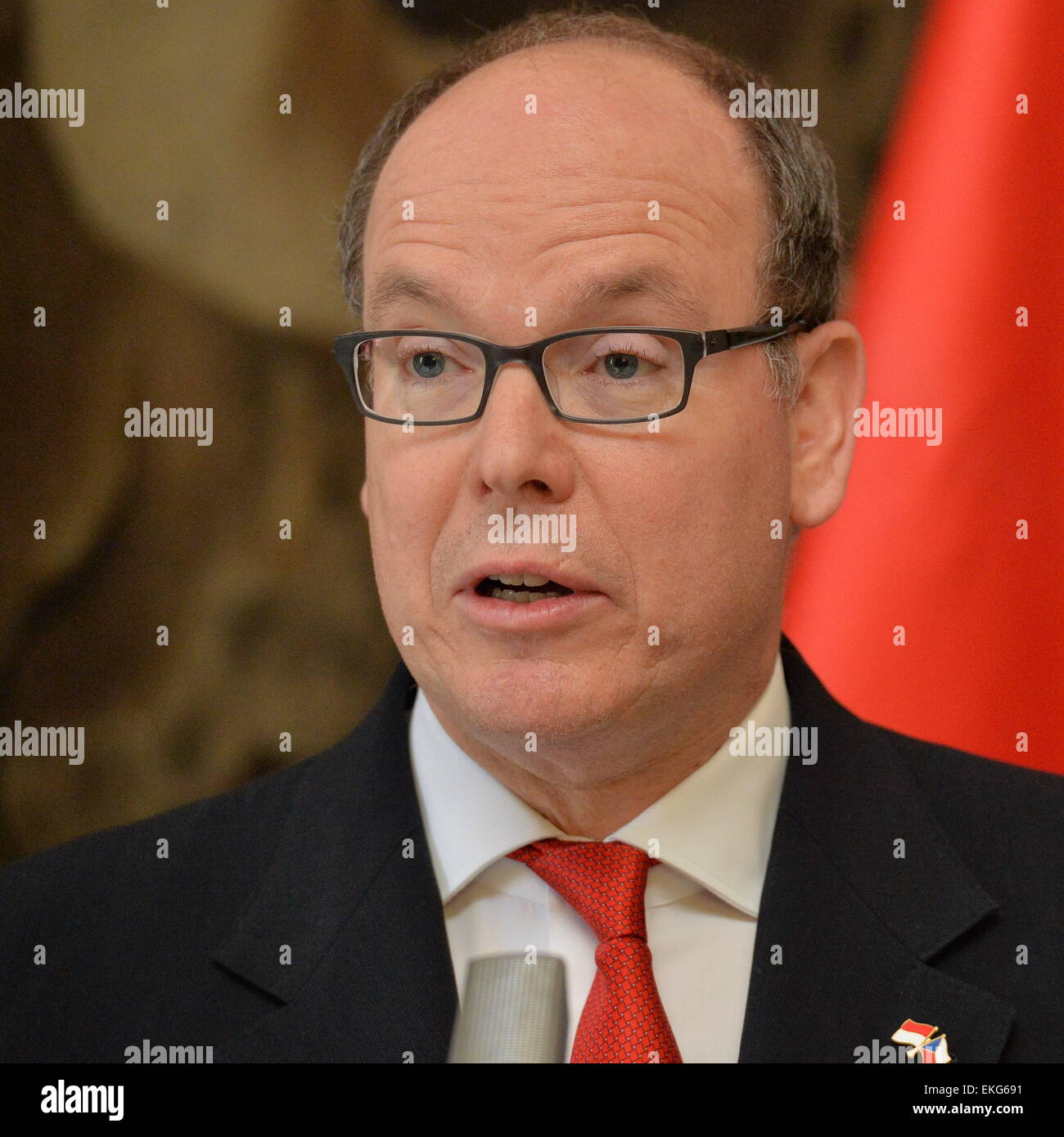 Prager Burg, Tschechische Republik. 9. April 2015. HSH Prinz Albert II von Monaco besucht eine Pressekonferenz an der Prager Burg in Tschechien auf Donnerstag, 9. April 2015. Prinz Albert ist zu zweitägigen offiziellen Besuch in der Tschechischen Republik. © Michal Dolezal/CTK Foto/Alamy Live-Nachrichten Stockfoto