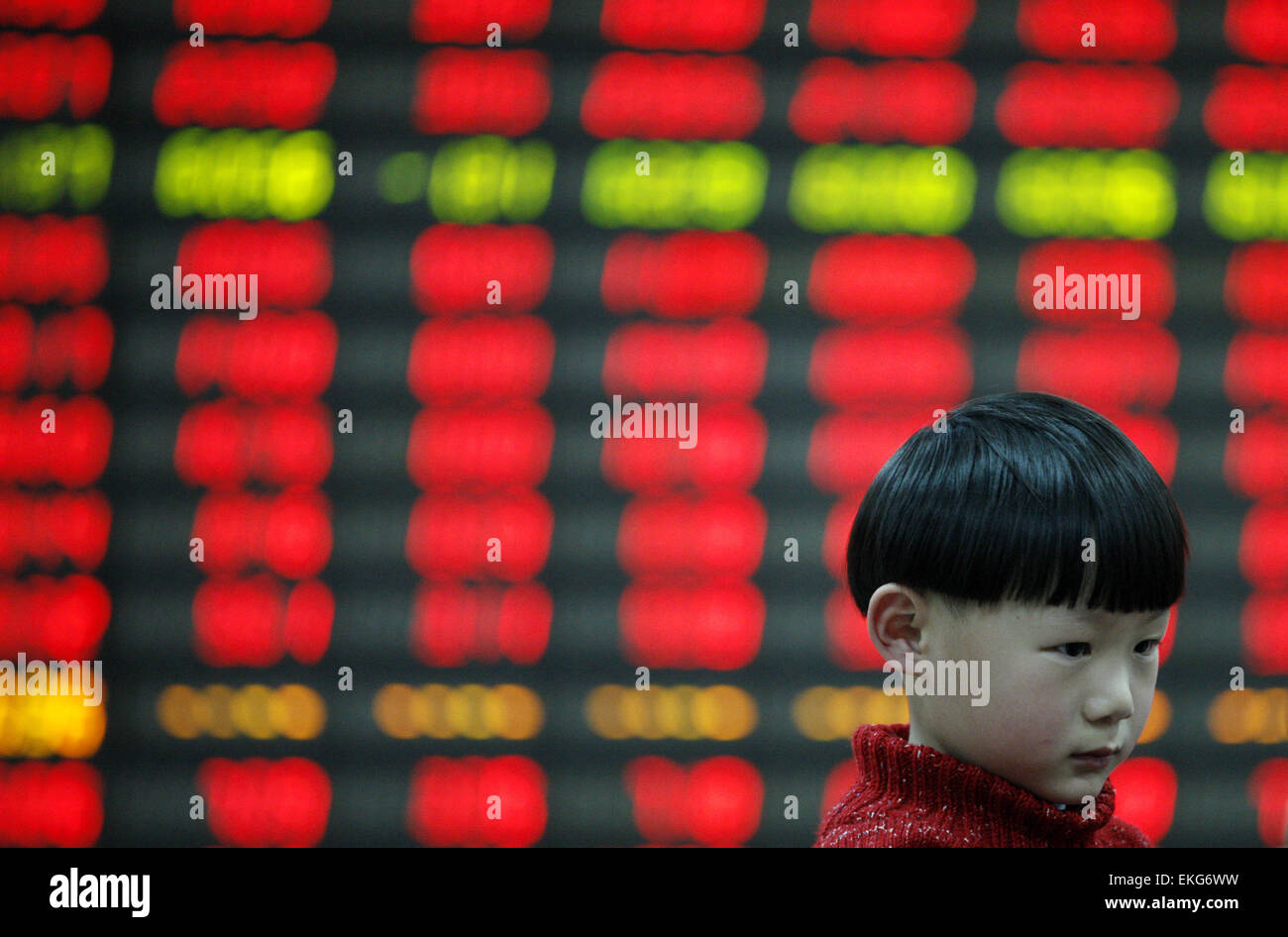 Shanghai, China. 10. April 2015. Ein Kind spielt an einer Börse in Huaibei, Provinz Anhui, China am 10. April 2015. Der Shanghai Composite Index stieg höher als 4.000 zurück und war bereit, für eine fünfte wöchentliche erhöhen. Der Shanghai Composite stieg 1,4 Prozent, seit März 2008 für den höchsten Abschluss bereit. Der CSI300-Index stieg um 1,2 Prozent. Für diese Woche sah sie jeweils für Gewinne von 3,9 % und 3,4 Prozent. Bildnachweis: Panda Auge/Alamy Live-Nachrichten Stockfoto