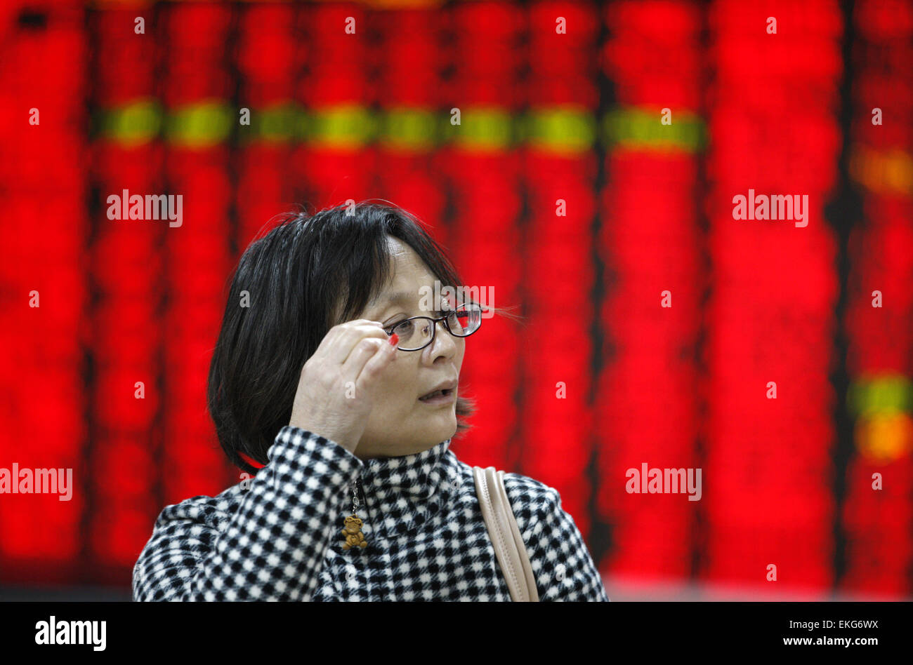 Shanghai, China. 10. April 2015. Menschen Watchs der eklektischen Monitor an einer Börse in Huaibei, Provinz Anhui, China am 10. April 2015. Der Shanghai Composite Index stieg höher als 4.000 zurück und war bereit, für eine fünfte wöchentliche erhöhen. Der Shanghai Composite stieg 1,4 Prozent, seit März 2008 für den höchsten Abschluss bereit. Der CSI300-Index stieg um 1,2 Prozent. Für diese Woche sah sie jeweils für Gewinne von 3,9 % und 3,4 Prozent. Bildnachweis: Panda Auge/Alamy Live-Nachrichten Stockfoto