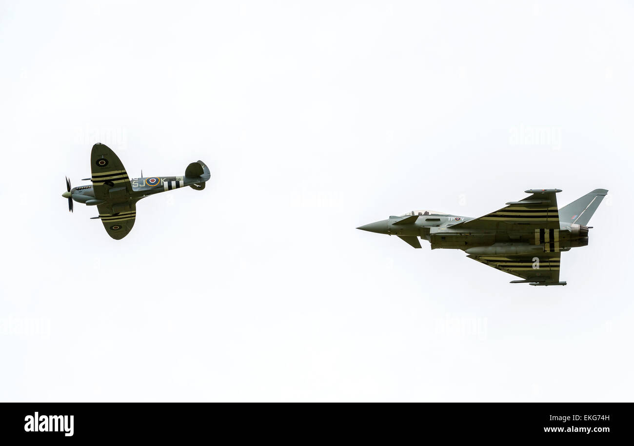 RAF Taifun und RAF BBMF Spitfire RIAT 2014 Stockfoto